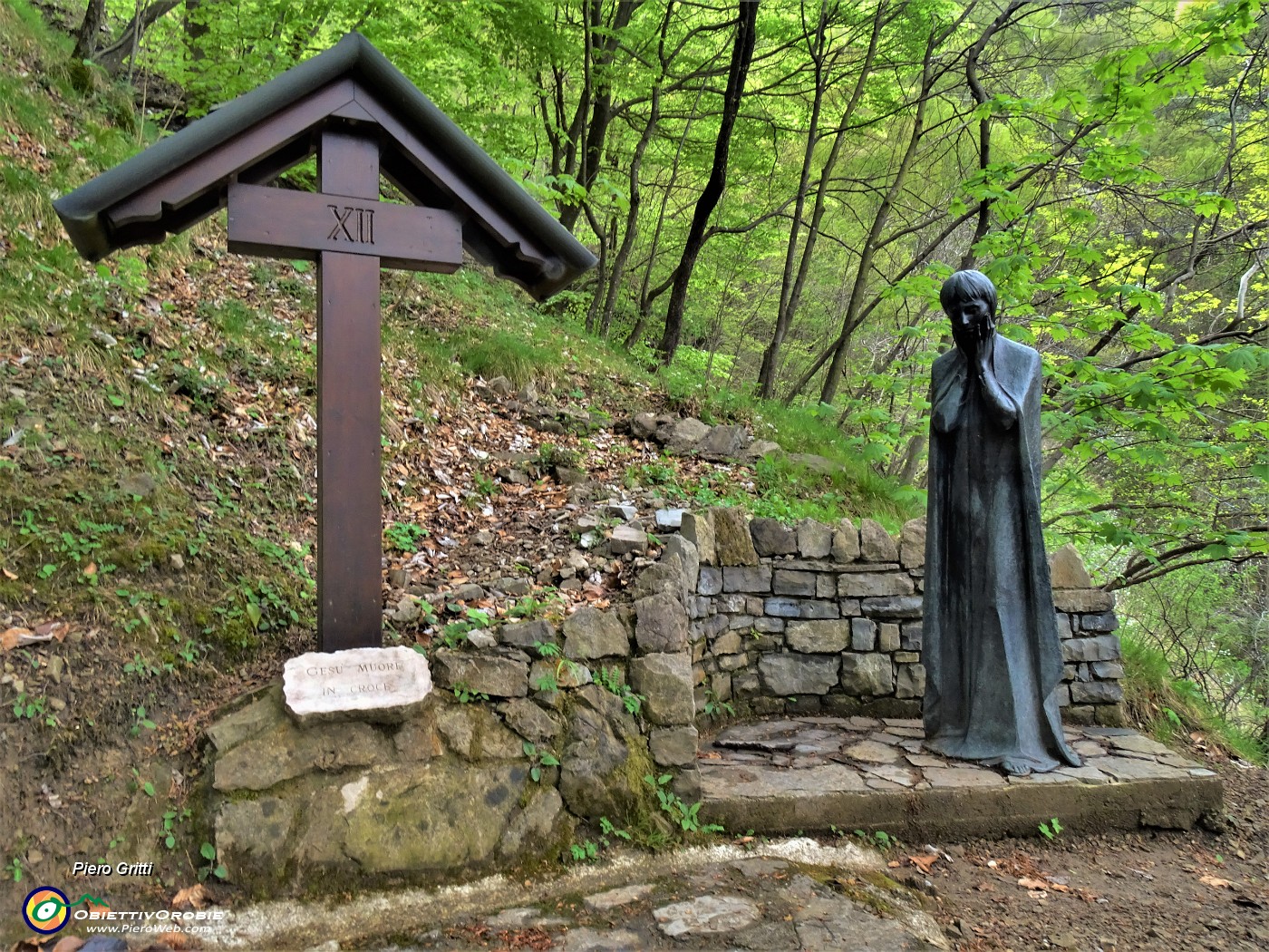 25 Risalendo la Via Crucis 'Gesu muore in croce'.JPG